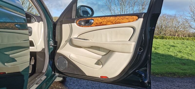 JAGUAR XJ 4.2 XJ8 Sovereign LWB Saloon 4dr 2006