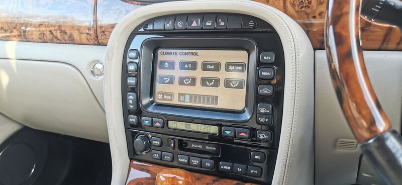 JAGUAR XJ 4.2 XJ8 Sovereign LWB Saloon 4dr 2006