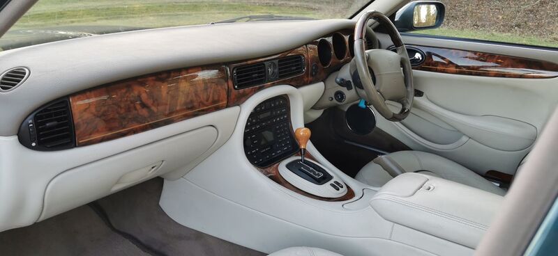 JAGUAR XJ XJ8 LWB 3.2 2002