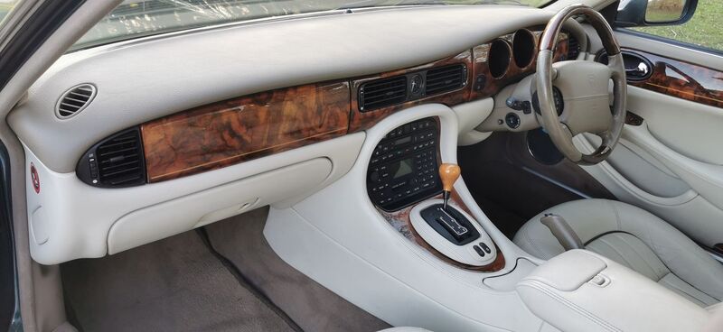 JAGUAR XJ XJ8 LWB 3.2 2002