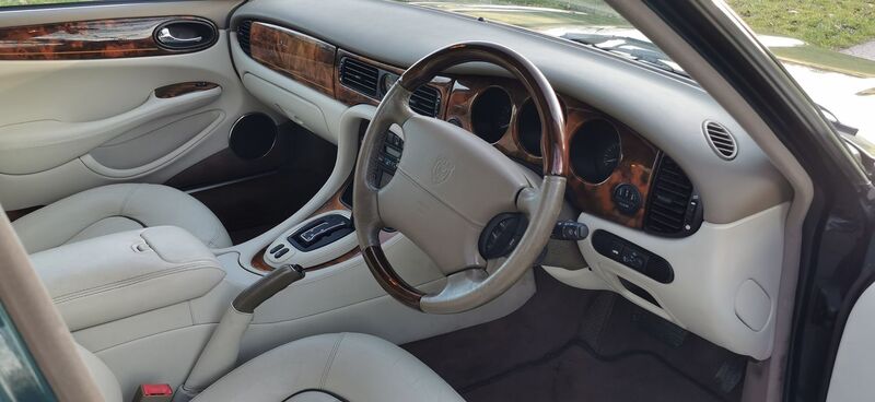 JAGUAR XJ XJ8 LWB 3.2 2002