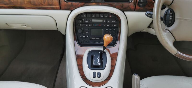 JAGUAR XJ XJ8 LWB 3.2 2002