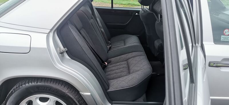 MERCEDES-BENZ E CLASS 2.2 E220 SE Limited Edition 4dr 1995