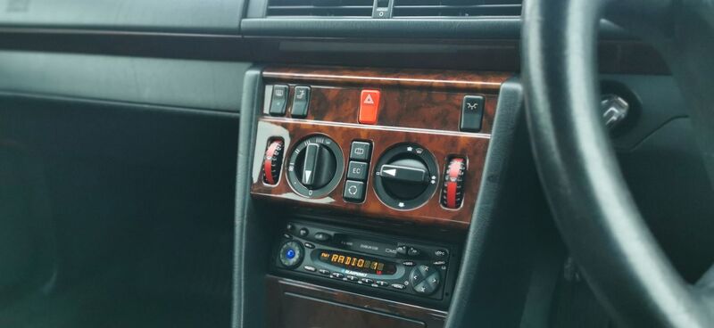 MERCEDES-BENZ E CLASS 2.2 E220 SE Limited Edition 4dr 1995