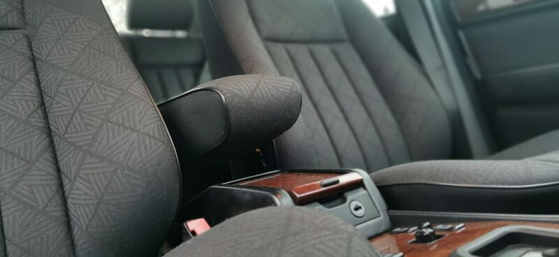 MERCEDES-BENZ E CLASS 2.2 E220 SE Limited Edition 4dr 1995