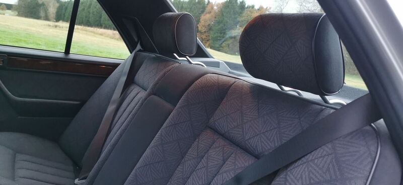MERCEDES-BENZ E CLASS 2.2 E220 SE Limited Edition 4dr 1995