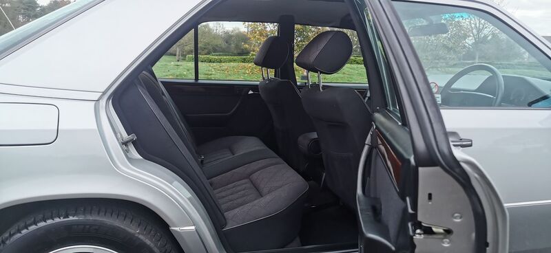 MERCEDES-BENZ E CLASS 2.2 E220 SE Limited Edition 4dr 1995