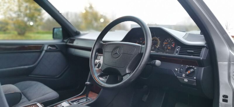 MERCEDES-BENZ E CLASS 2.2 E220 SE Limited Edition 4dr 1995