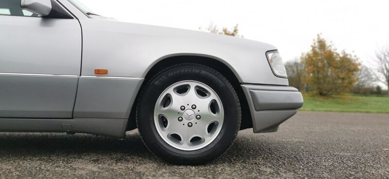 MERCEDES-BENZ E CLASS 2.2 E220 SE Limited Edition 4dr 1995