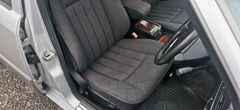 MERCEDES-BENZ E CLASS 2.2 E220 SE Limited Edition 4dr 1995