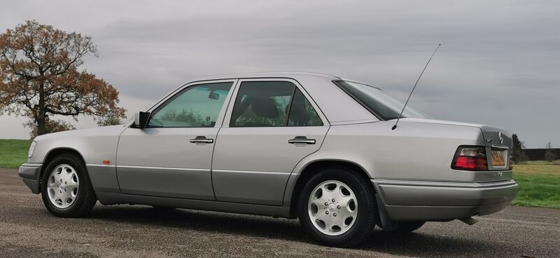 MERCEDES-BENZ E CLASS 2.2 E220 SE Limited Edition 4dr 1995