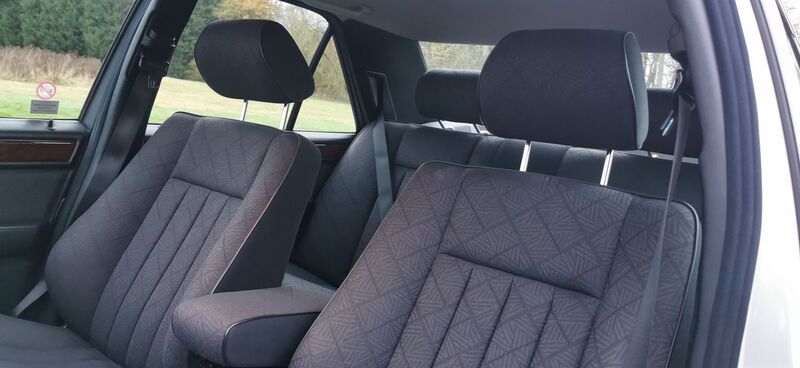 MERCEDES-BENZ E CLASS 2.2 E220 SE Limited Edition 4dr 1995