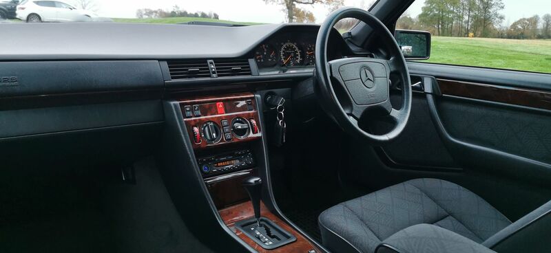 MERCEDES-BENZ E CLASS 2.2 E220 SE Limited Edition 4dr 1995