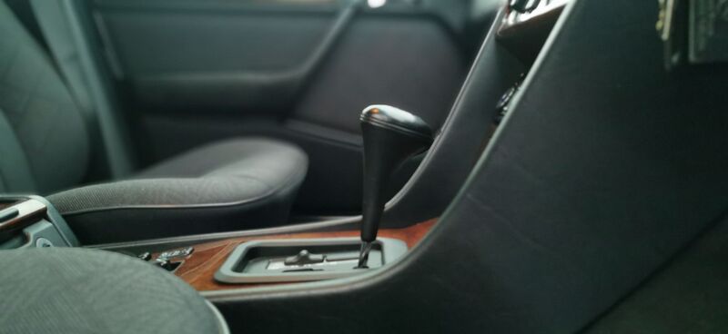 MERCEDES-BENZ E CLASS 2.2 E220 SE Limited Edition 4dr 1995