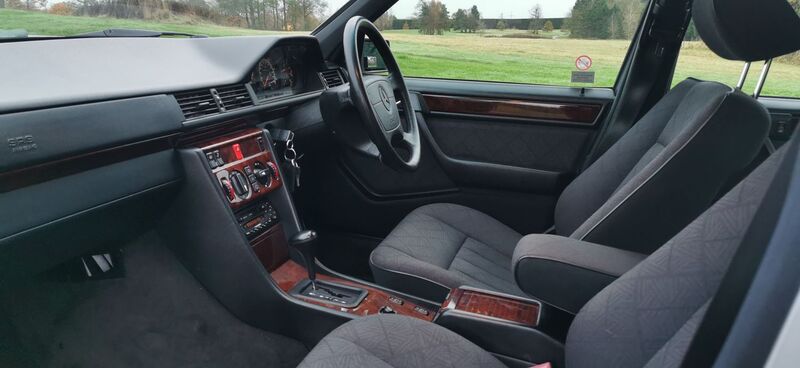 MERCEDES-BENZ E CLASS 2.2 E220 SE Limited Edition 4dr 1995