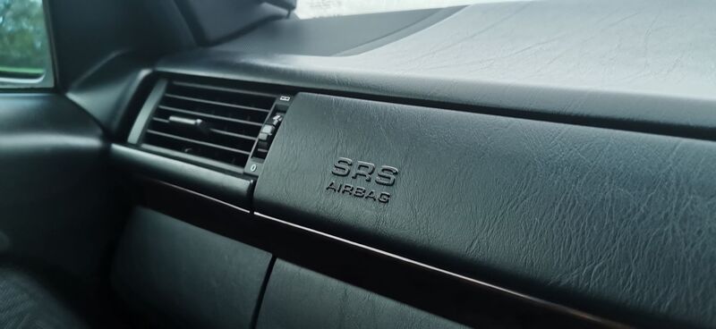 MERCEDES-BENZ E CLASS 2.2 E220 SE Limited Edition 4dr 1995