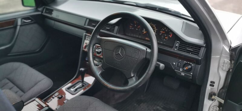 MERCEDES-BENZ E CLASS 2.2 E220 SE Limited Edition 4dr 1995