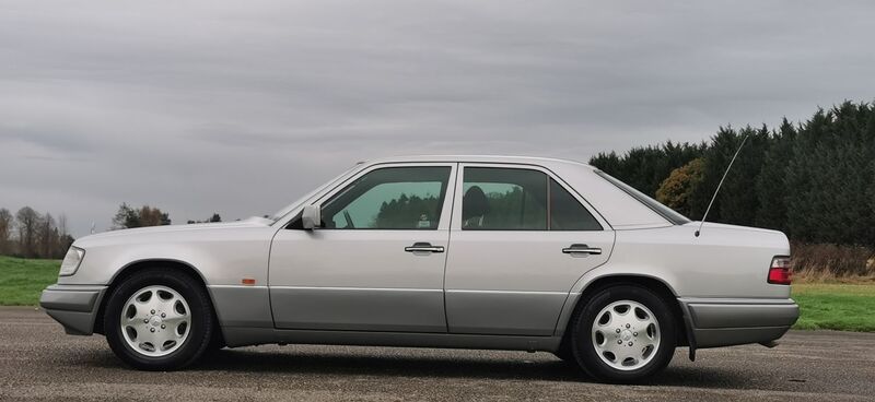 MERCEDES-BENZ E CLASS 2.2 E220 SE Limited Edition 4dr 1995