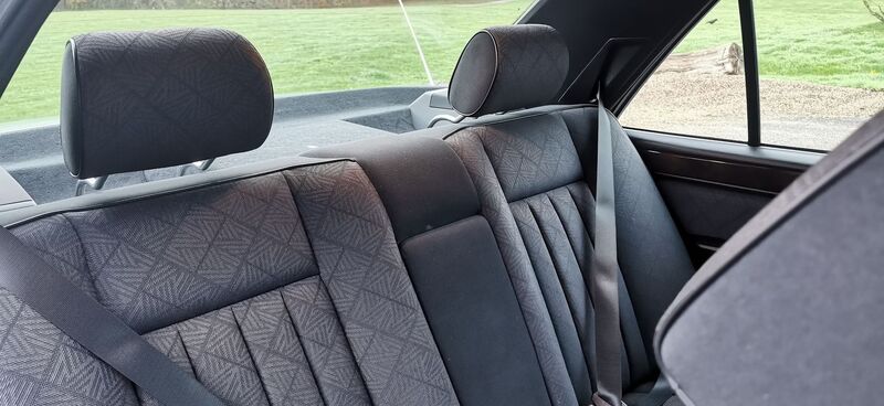 MERCEDES-BENZ E CLASS 2.2 E220 SE Limited Edition 4dr 1995