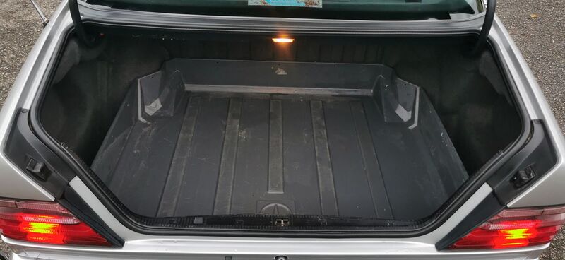 MERCEDES-BENZ E CLASS 2.2 E220 SE Limited Edition 4dr 1995