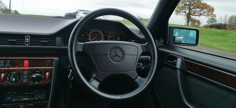 MERCEDES-BENZ E CLASS 2.2 E220 SE Limited Edition 4dr 1995