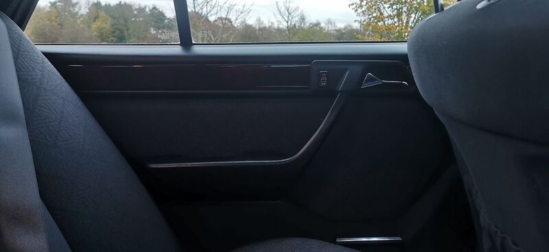 MERCEDES-BENZ E CLASS 2.2 E220 SE Limited Edition 4dr 1995