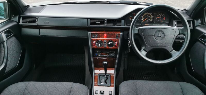 MERCEDES-BENZ E CLASS 2.2 E220 SE Limited Edition 4dr 1995