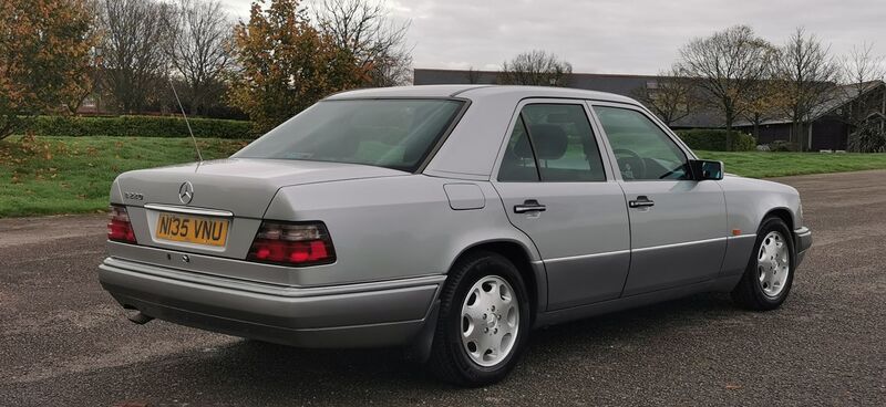 MERCEDES-BENZ E CLASS 2.2 E220 SE Limited Edition 4dr 1995
