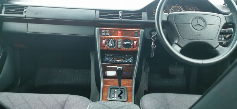 MERCEDES-BENZ E CLASS 2.2 E220 SE Limited Edition 4dr 1995