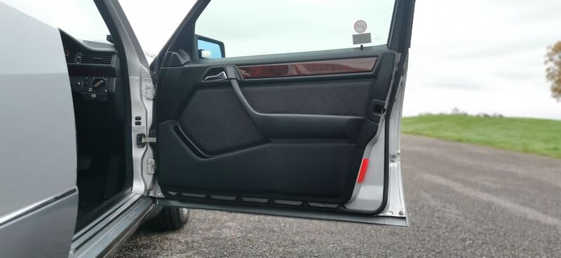 MERCEDES-BENZ E CLASS 2.2 E220 SE Limited Edition 4dr 1995