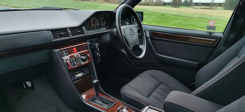 MERCEDES-BENZ E CLASS 2.2 E220 SE Limited Edition 4dr 1995
