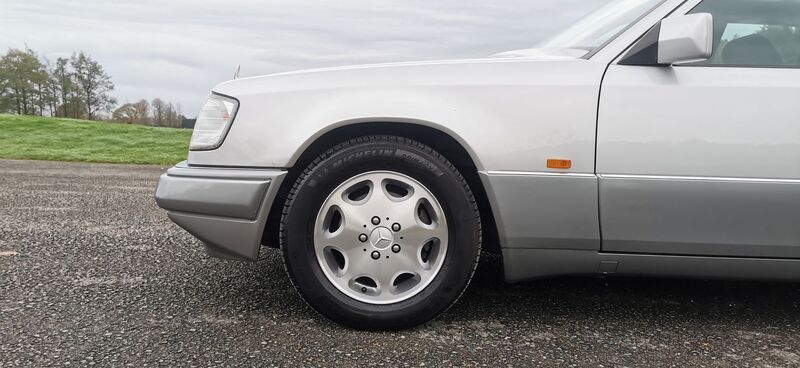 MERCEDES-BENZ E CLASS 2.2 E220 SE Limited Edition 4dr 1995