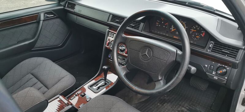 MERCEDES-BENZ E CLASS 2.2 E220 SE Limited Edition 4dr 1995