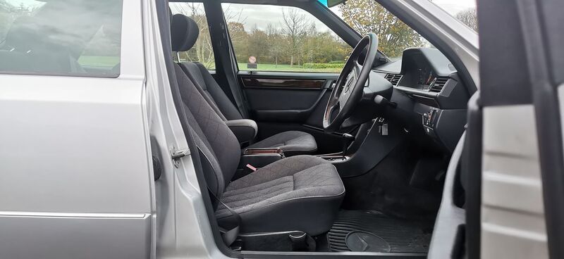 MERCEDES-BENZ E CLASS 2.2 E220 SE Limited Edition 4dr 1995