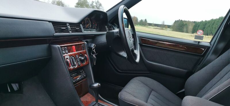 MERCEDES-BENZ E CLASS 2.2 E220 SE Limited Edition 4dr 1995