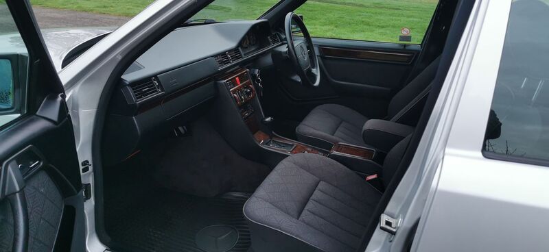 MERCEDES-BENZ E CLASS 2.2 E220 SE Limited Edition 4dr 1995