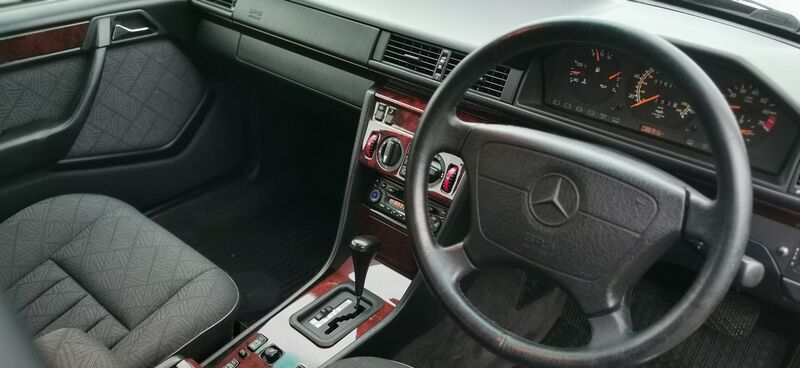 MERCEDES-BENZ E CLASS 2.2 E220 SE Limited Edition 4dr 1995