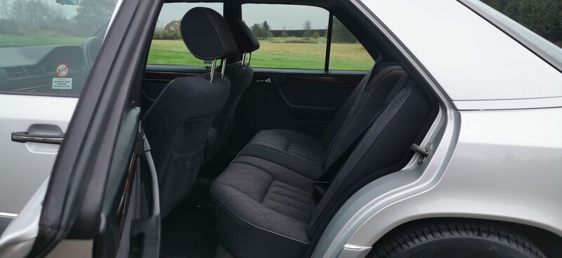 MERCEDES-BENZ E CLASS 2.2 E220 SE Limited Edition 4dr 1995
