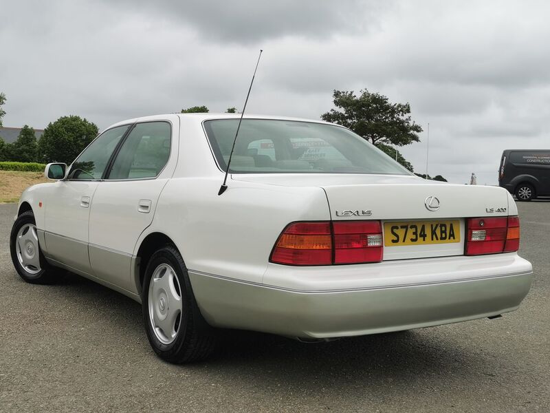 LEXUS LS 400 4.0 4dr Saloon 1998