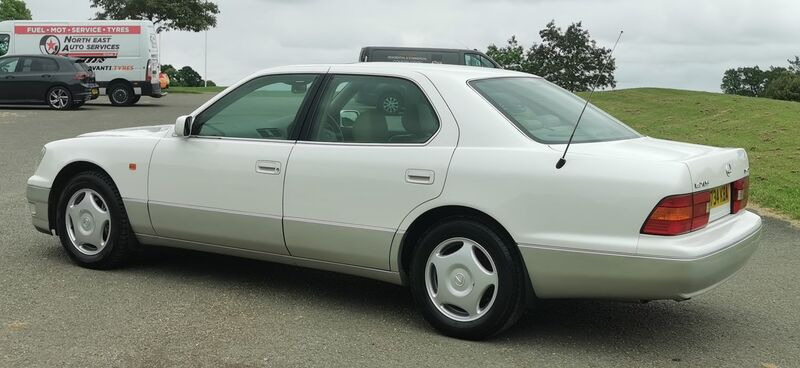 LEXUS LS 400 4.0 4dr Saloon 1998