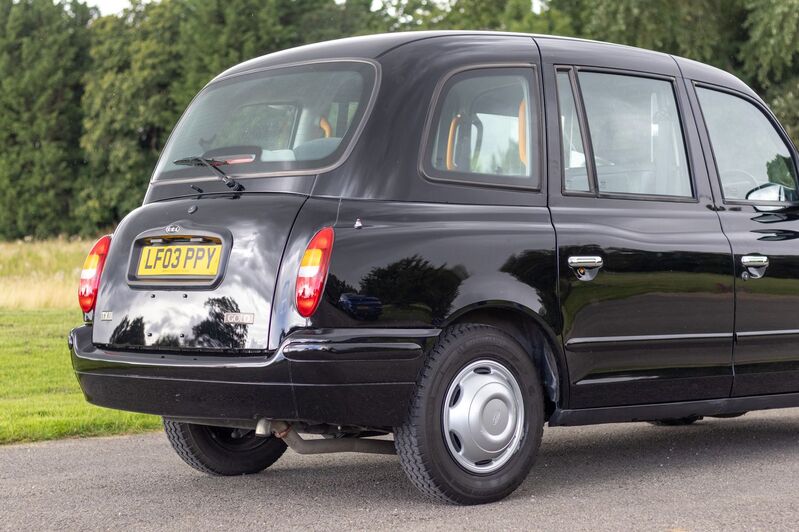 LONDON TAXIS INTERNATIONAL TXII London Taxis International TX2 Gold Taxicab 2003